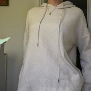 Stickad hoodie - Såljer denna stickade hoodie från Zara den är storlek L men funkar om man vill ha lite overzised jag har vanligtvis S. 💗