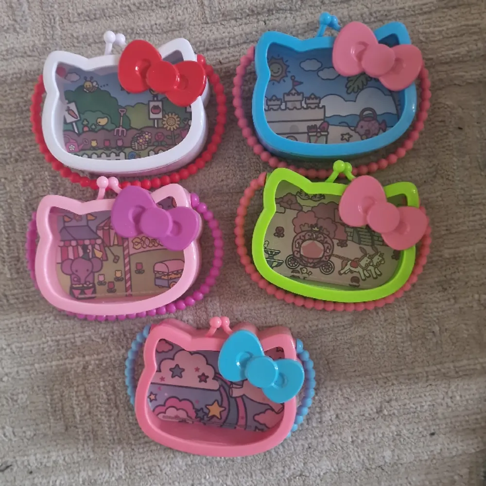 Small hello kitty purses out of plastic. Väskor.