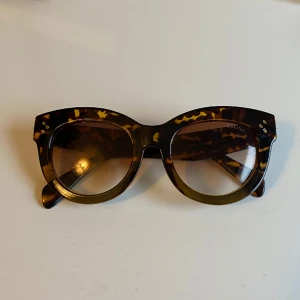 Solglasögon Celine - Solglasögon från Celine, kan inte garantera äkthet tyvärr. Har någon liten skråma på glaset annars fint skick. 