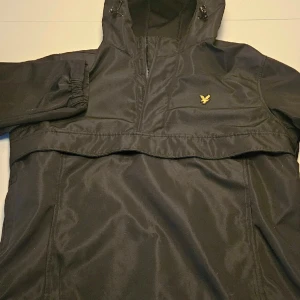 Lyle & scott anorak vindjacka  - Lyle & scott anorak vindjacka nyskick använd max 6 gånger. original pris är 1500 (boozt)
