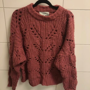 Stickad tröja Storlek S - Tjock stickad tröja med ihåligt mönster. Så mysig och inte sticksig alls enligt mig! 🎀