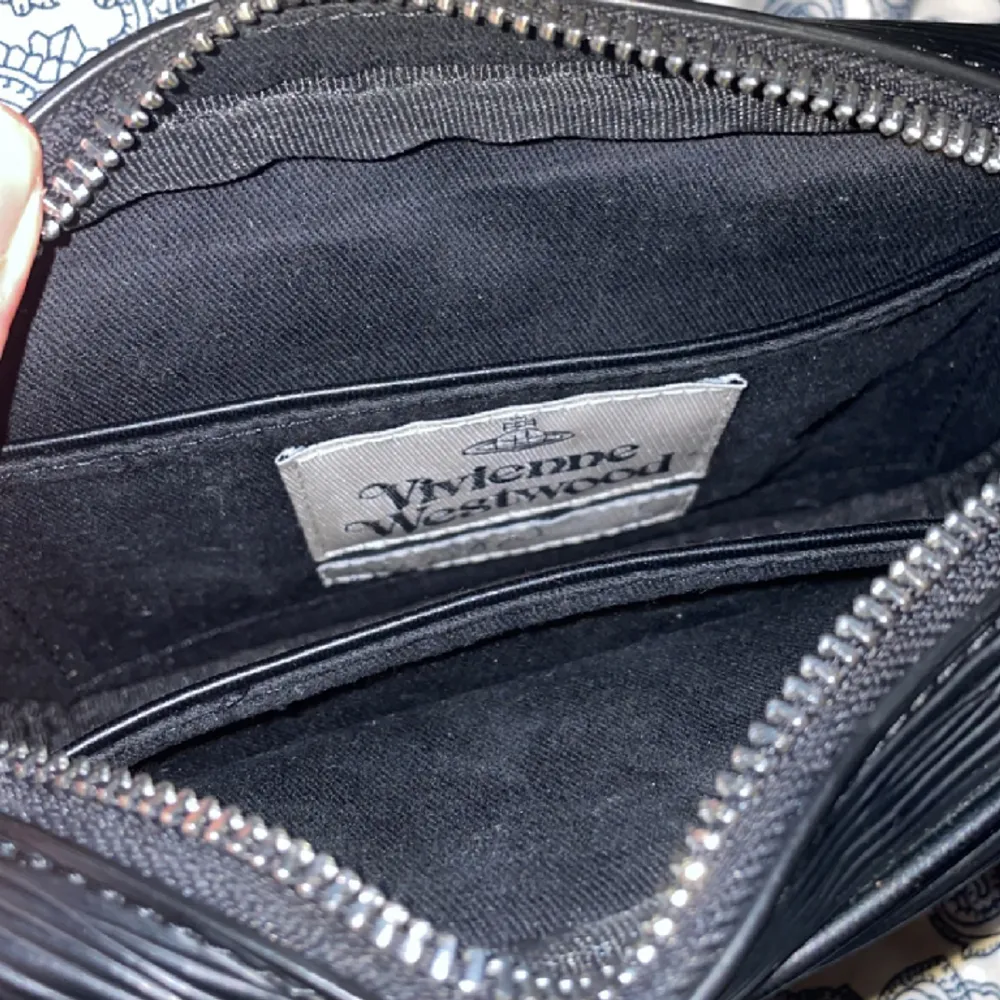 Äkta vivienne westwood väska! har knappt använt den och är i bra skick🪐  Köptes för 2500kr🎀. Väskor.