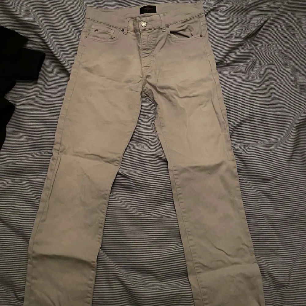 Schyssta och knappt använda J.Lindberg jeans. Slim fit i passformen och storlek 32. Även öppen för byten.. Jeans & Byxor.
