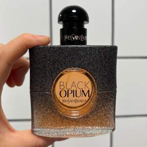 YSL black opium som endast är använd några gånger (syns knappt i flaskan att den är använd). Säljer då doften inte riktigt passar mig✨