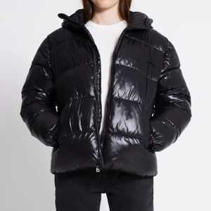 GLANSIG DUNJACKA - Säljer min slutsålda dunjacka ”Vegas”. I nyskick men har två liknande och säljer nu denna. 