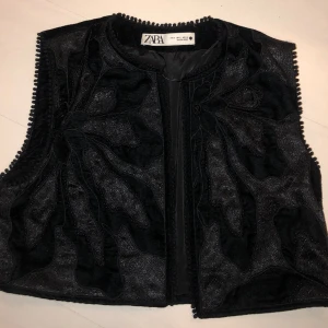 Väst med broderi detaljer  - Cool väst från ZARA använd en gång på nyår för några år sen. Sammetstyg med fina detaljer. Sitter inte super snyggt på mig (tycker jag) men så ni får en idé! Jag tycker att den hade suttit bättre på någon med större storlek, men det beror på vilken fit!