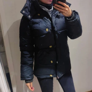 Boomerang jacka - Boomerang jacks, säljs då jag inte använder den längre. Xxs men passar som en xs/s. Mycket bra skick! 
