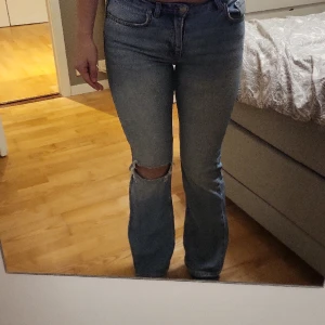 Low boot jeans med hål på knät  - Dom är väldigt små i storleken då dom är markerade som storlek 38 men är för små för mig med storlek 36