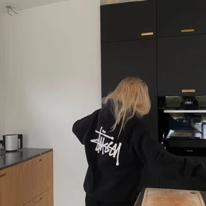 Svart tröja - Vet inte riktigt vart tröjan är ifrån men min mamma köpte den o ja använder inte den längre!💕