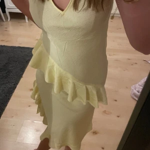 Gul långklänning - Superfin gul klänning i storlek xs, passar sig mer någon som har s skulle jag säga. Aldrig använt, prislappen sitter kvar💞