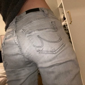 Ltb jeans  - (LÄS BIO)Säljer dessa galet snygga slutsålda ltb jeansen då dem är förstora för mig, (de andra två bilderna är från förra ägaren)!❤️❤️( Köpta på plick, finns då defekter!!, (vid baken) även lite slitet längt ner)! Tryck gärna på köp nu!!❤️❤️