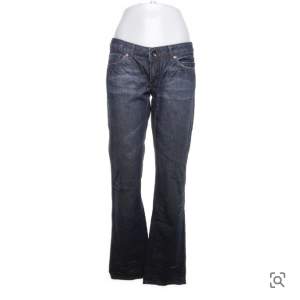 Coola bootcut jeans köpta på sellpy, tyvärr för stora för mig😇 