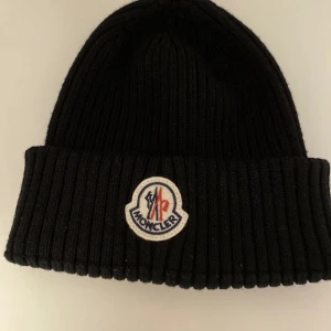 Moncler mösa - 8/10 kond Kvitto finns  