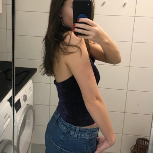 Glittertopp Vintage M - Storlek M, passar S-M. Glittrig lila topp, med extra innertygg vid bysten