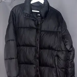 Puffer jacket från Zara, bra skick till ett väldigt bra pris som jag bjuder på, vid funderingar kontakta mig här 😃