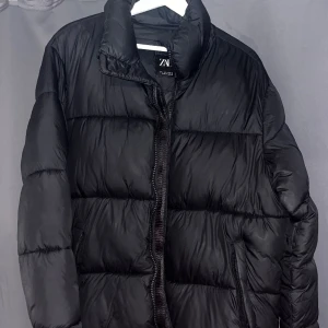 Puffer jacket ZARA  - Puffer jacket från Zara, bra skick till ett väldigt bra pris som jag bjuder på, vid funderingar kontakta mig här 😃