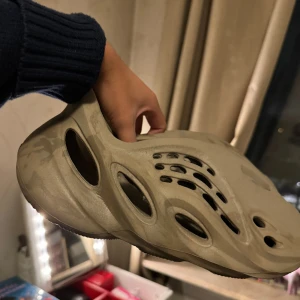 Yeezy foam  - Säljer mina sparsamt använda Adidas yeezy foam skor då jag har bytt stil.   Skulle vilja säga att dem Max har blivit använda 5 gånger.  Storlek är något liten så dessa passar dig i stoelek 38,5-39.   Ordinarie skokartong medföljer. 