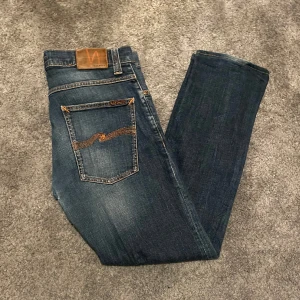 Nudie Jeans - Säljer ett par schyssta nudies i den eftertraktade modellen grim tim. Storlek 34/32 men sitter som 32/32. Tveka inte att skicka ett meddelande vid fundering!🤝