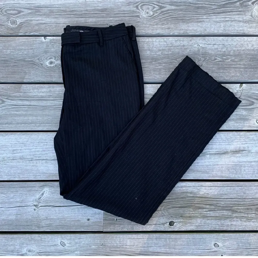 Lågmidjade svarta kritstrecksrandiga kostymbyxor från zara . Jeans & Byxor.