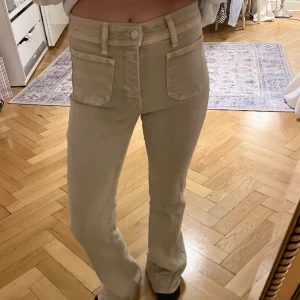 Beiga jeans med fickor fram - Midwaist jeans i nyskick från Mango. Storlek 34 men stretchiga så passar även 36! ☺️ Aldrig använda ute, endast testade pga för långa på mig som är 163.