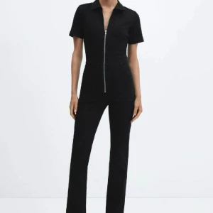 Mango jumpsuit  - Säljer denna skit snygga jumpsuiten i jeans material som är använd 1 gång då den är lite för lång på mig💕nypris 750kr mitt pris 600kr