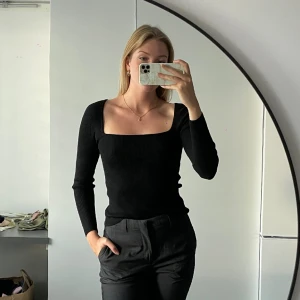 Ribbstickad topp - Perfekt till både vardags och fest, använts en del men inga defekter, passar även S