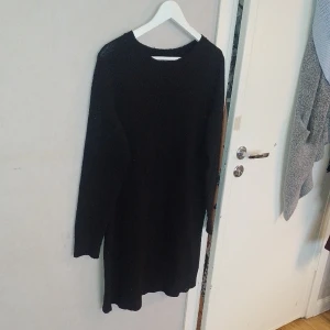 Varm lång mjuk svart tröja ONLY - Varm, skön och lång tröja från ONLY. Strl M. Tyvärr lite nopprig. Polyester. 