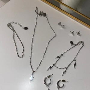 Silver smycken  - Säljer dessa superfina smycken då dom inte kommer till användning eftersom att jag har bytt till guld💗 Köpta på ur&penn men kommer inte ihåg exakta pris💗