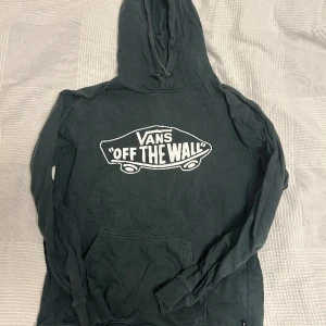 Vans hoodie  - En grön hoodie från märket Vans. Enda märkbara är att snörena till huvan är lite slitna. I övrigt gott skick  