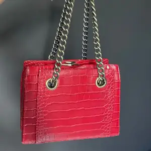 Den perfekta röda lilla väskan! Rymmer lätt mobil, plånbok etc! Nypris 1200kr Använd 1 gång.