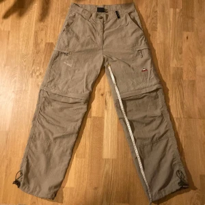 McKinley Friluftsbyxor - Storlek 39, Längd ~70cm Halv Midja ~36cm (Mätt som på bilden) Det är en fläck på framsidan, borde gå att få bort lätt.