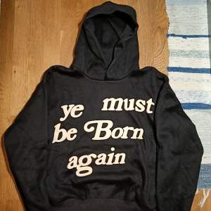 Säljer en Ye Must Be Born Again hoodie jag vann i en giveaway. Hoodien är inte äkta men är snygg och av bra kvalitet.  Kom med bud och frågor här eller i dm. 