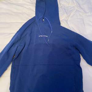 Säljer nu min feta blåa hoodie från yoke för ingen användning. Inget fel på den men använd. Skriv vid intresse.