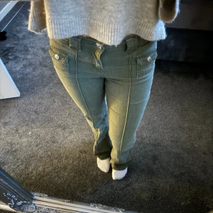 Gröna jeans hm  - Säljer min superfina gröna jeans från hm då det tyvärr inte kommer till användning längre. Forfarande i superbra skick! För mer bilder eller funderingar kom privat💓 (köparen står för frakt)
