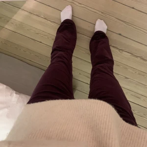 Vinröda manchesterbyxor Lois - Jättenajs vinröda bootcut/flared manchesterbyxor från Lois, storlek 31” L34. Säljer då de inte används🩷nypris ca 1800kr