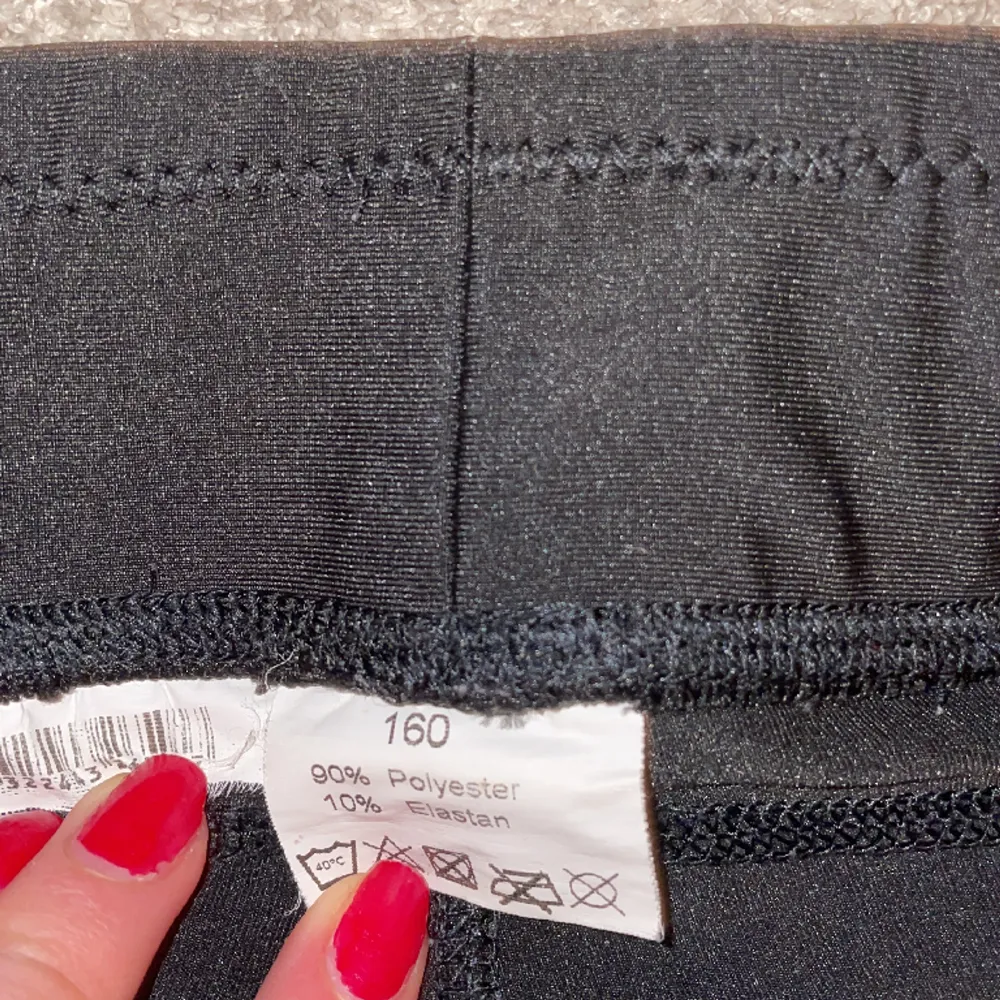 Säljer dessa ridbyxor då jag inte rider längre, andvända men väl omhändertagen, svarta med helskoning där bak, stlk 160 säljer för 80kr + frakt (pris kan diskuteras . Jeans & Byxor.