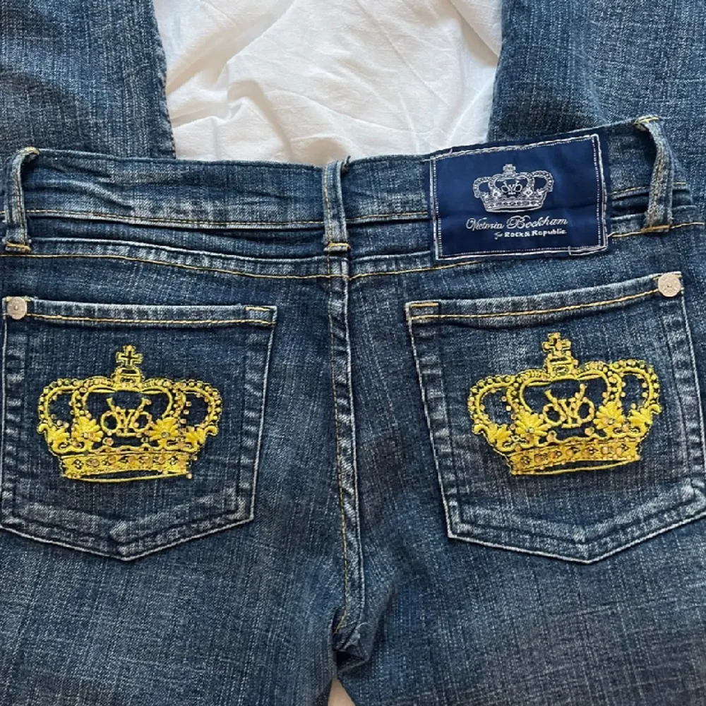 Säljer nu mina Victoria Beckham jeans som är lowwaist och bootcut. Använd inte köp nu utan skriv till mig🤍. Jeans & Byxor.