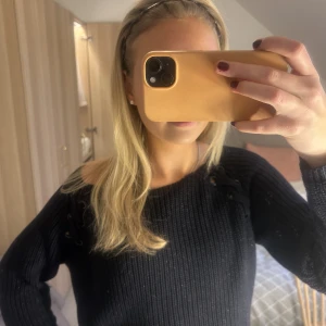 Cool tröja - Säljer denna mörkblå tröja med lite glitter i dig och även snörning på axlarna 