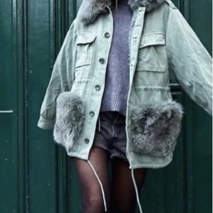 Custommade Windie  - Säljer min superfina ”oversized” jacka från Custommade. Stl s/m. Jackan är i toppskick. Fler bilder kan skickas vid intresse. Jackan finns i Jönköping. Hämtas eller skickas spårbart. Köparen står för frakten.