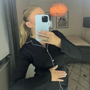 Pyjamas skjorta svart - Mysig silkes pyjamas skjorta från Gina Tricot 😍
