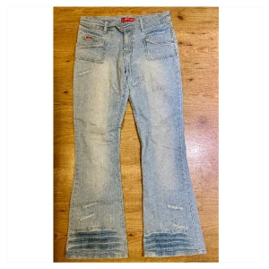 Lågmidjade jeans, vintage - Vintage Y2K-jeans med låg midja. Märkta som L men är mer storlek M.  Innerben: 80cm Midja (rakt över): 41cm