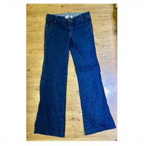Vintage Y2K-jeans med låg midja. Märkta som storlek 36 men jag skulle säga att de är mer en 34:a. Märke: Mango Innerben: 77cm Midja (rakt över): 37cm