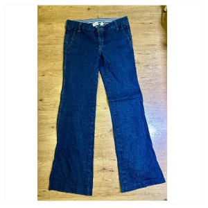 Lågmidjade jeans, vintage Mango - Vintage Y2K-jeans med låg midja. Märkta som storlek 36 men jag skulle säga att de är mer en 34:a. Märke: Mango Innerben: 77cm Midja (rakt över): 37cm