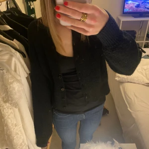 Glittrig kofta  - Säljer min glittriga kofta ifrån bikbok!💓💓jättebra skick