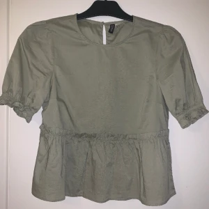 H&M olivgrön volangtopp - säljer denna olivgröna volangtoppen i storlek xs från h&m (divided) då den inte kommer till användning, använd fåtal gånger och inga tecken på användning! köparen står för frakten