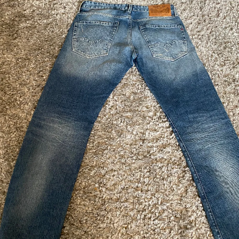 Säljer dessa sjukt feta Replay Waitom jeans - storlek 31/34 - skick 10/10 - använda enbart ett fåtal gånger, inga tecken på användning. . Jeans & Byxor.