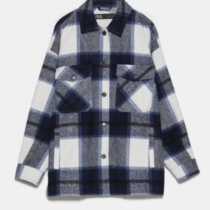 Zara jacka - En zara jacka som passar perfekt inför våren. Säljer den pga av att den inte är min stil längre. Den har används 2 gånger men mest hängt i garderoben. Köparen står för frakten!❤️ (modellen är lite oversized)