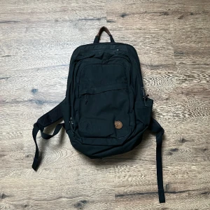 Fjällräven  - Ryggsäck från fjällräven som är köpt på naturkompaniet. Använd till skolan ett halvår och efter det har den bara legat i garderoben. Nypris 1200-1500kr. Modellen heter Räven. 