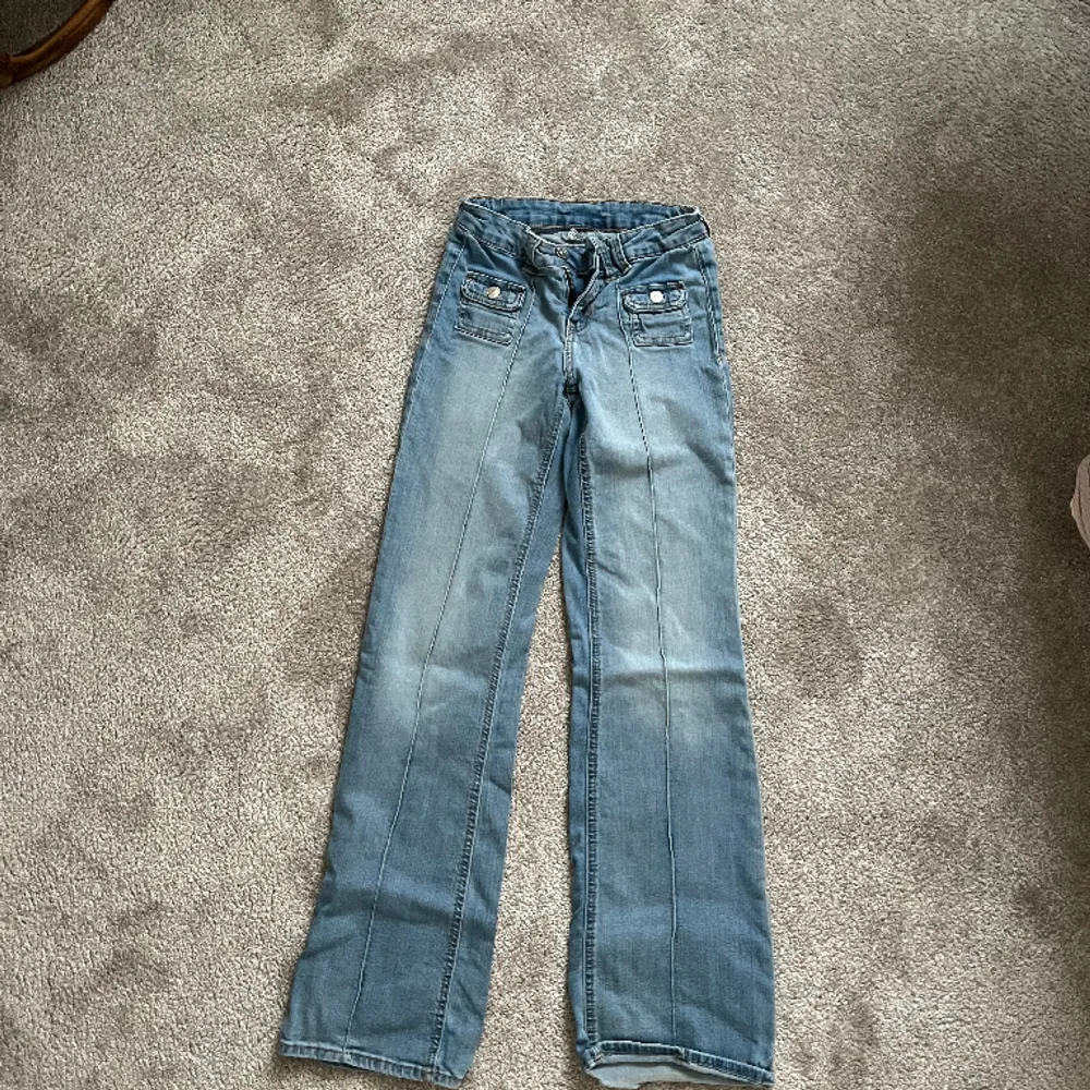 Säljer mina eftertraktade hm jeans! Älskar dem. Skriv för för fler bilder!!. Jeans & Byxor.