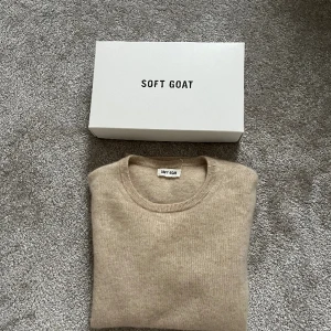 Soft goat t-shirt - Säljer min superfina Kashmir t-shirt från soft goat i färgen sand. Använd fåtal gånger, och är i superfint skick, och inte alls nopprig, därav priset. Skicka för fler bilder